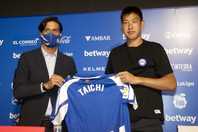 El Alavés presenta a Taichi Hara, que aparece junto a Sergio Fernández.