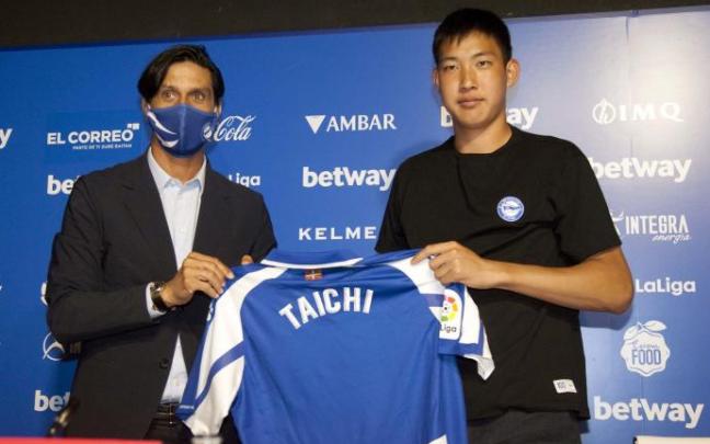 El Alavés presenta a Taichi Hara, que aparece junto a Sergio Fernández.