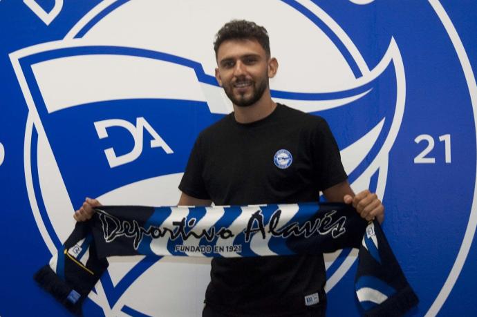 El reciente fichaje albiazul, Iván Martín, ha sido presentado esta tarde en Mendizorroza