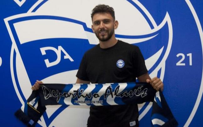 El reciente fichaje albiazul, Iván Martín, ha sido presentado esta tarde en Mendizorroza