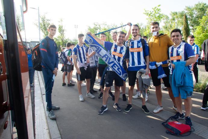 Aficionados del Alavés esperando al autobús que les llevará a Levante.