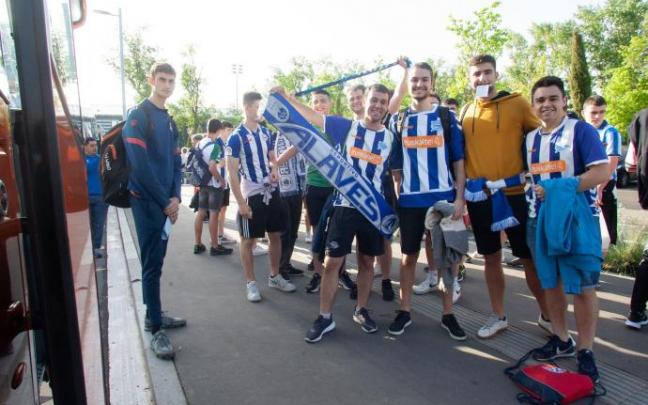 Aficionados del Alavés esperando al autobús que les llevará a Levante.