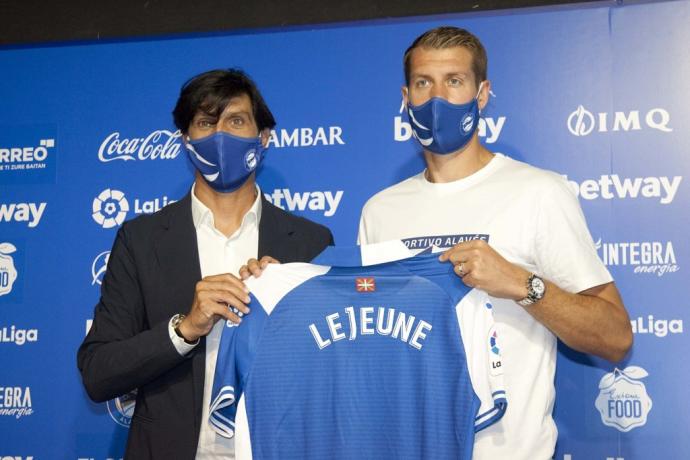 Sergio Fernández junto a Florian Lejeune durante la presentación del central francés en Mendizorroza.