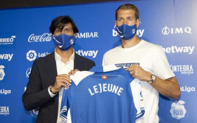 Sergio Fernández junto a Florian Lejeune durante la presentación del central francés en Mendizorroza.