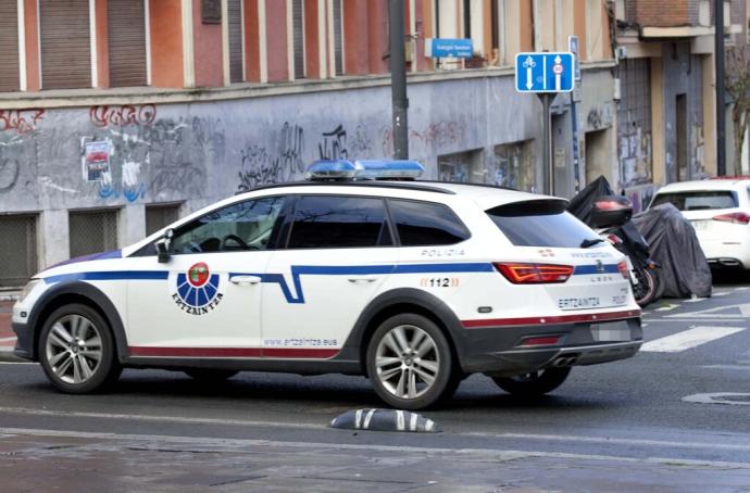 Coche-patrulla de la Ertzaintza en las calles de Vitoria.