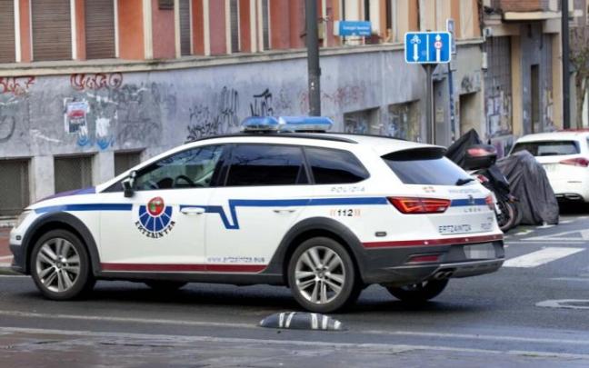 Coche-patrulla de la Ertzaintza en las calles de Vitoria.