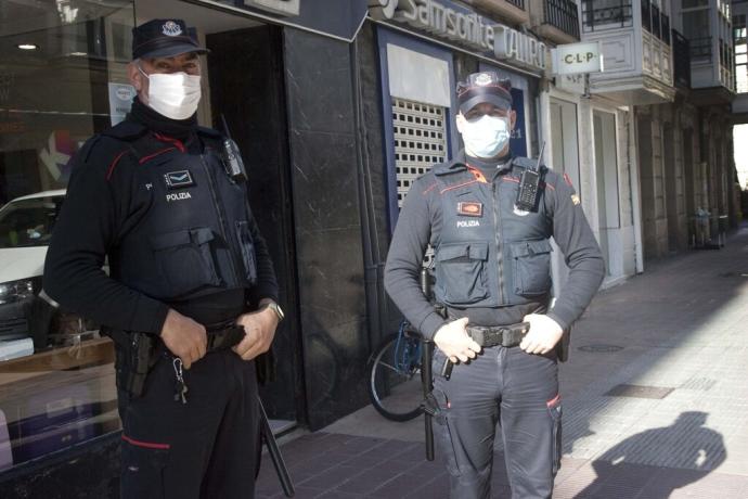 Dos agentes de la Ertzaintza patrullan por Vitoria.