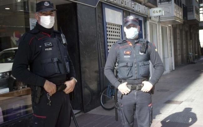 Dos agentes de la Ertzaintza patrullan por Vitoria.