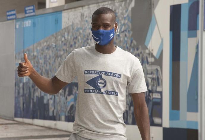 Mamadou Sylla posa en los aledaños de Mendizorroza momentos antes de su presentación como albiazul.