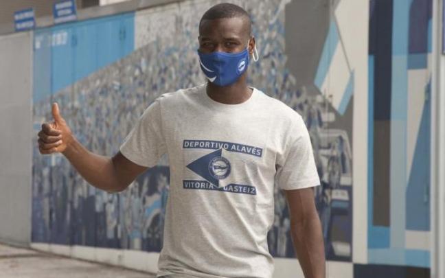 Mamadou Sylla posa en los aledaños de Mendizorroza momentos antes de su presentación como albiazul.