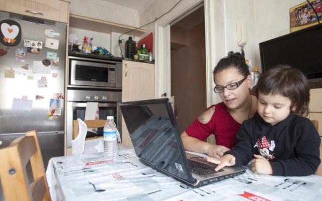 Una madre junto a su hijo mientras teletrabaja Una madre junto a su hijo mientras teletrabaja