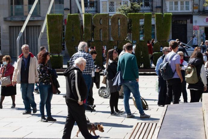 Gente paseando por Vitoria en Semana Santa.