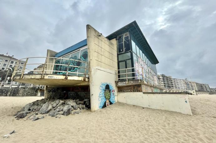 Edificio del ZM con acceso desde la playa de la Zurriola y desde el paseo, cerrado desde octubre de 2016.