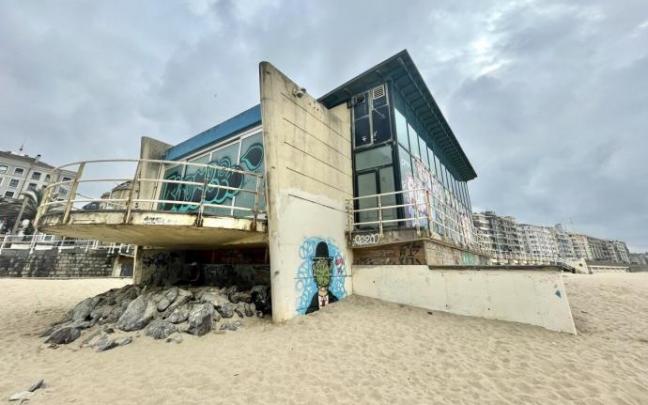 Edificio del ZM con acceso desde la playa de la Zurriola y desde el paseo, cerrado desde octubre de 2016.