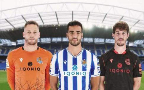 REmiro, Merino y Aritz Elustondo posan con la txuri-urdin con Iqoniq como principal patrocinador. REmiro, Merino y Aritz Elustondo posan con la txuri-urdin con Iqoniq como principal patrocinador.