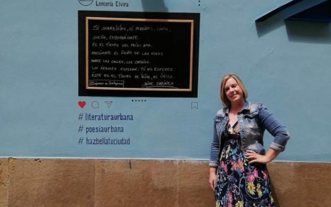 Irache Heras Ganuza posa a un lado de la pizarra que contiene una frase del poeta mexicano Jaime Sabines. Irache Heras Ganuza posa a un lado de la pizarra que contiene una frase del poeta mexicano Jaime Sabines.