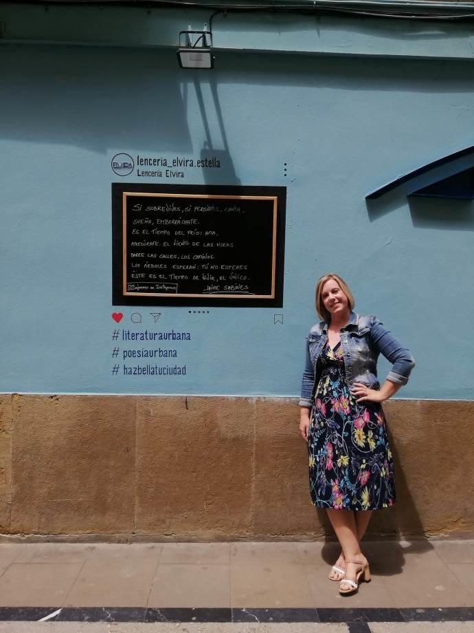 Irache Heras Ganuza posa a un lado de la pizarra que contiene una frase del poeta mexicano Jaime Sabines.