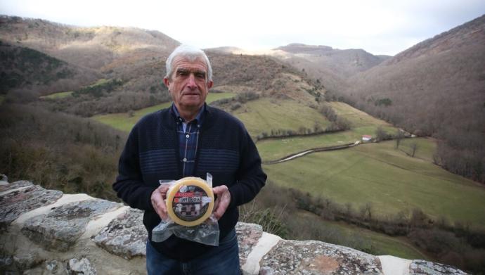 Ángel Linzoain posa con un ejemplar de su queso de pastor Artzai Gazra-Idiazabal Atekoa en Iragi.