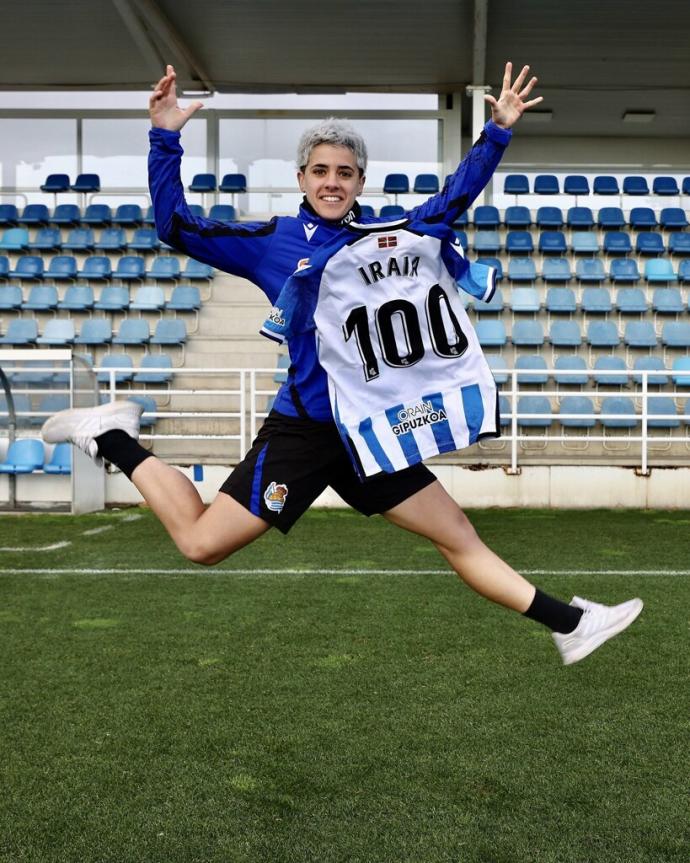 Iraia posaba así de feliz después de jugar cien partidos con la Real Sociedad