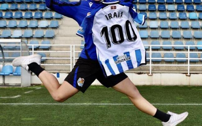 Iraia posaba así de feliz después de jugar cien partidos con la Real Sociedad