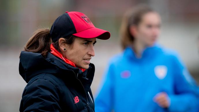 La entrenadora del Athletic, Iraia Iturregi, dirigiendo un entrenamiento.