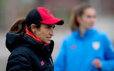 La entrenadora del Athletic, Iraia Iturregi, dirigiendo un entrenamiento.