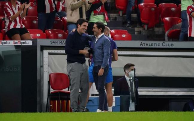 Andoni Iraola saluda a Marcelino en la visita del Rayo a San Mamés el pasado septiembre