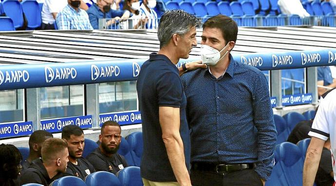 Andoni Iraola e Imanol Alguacil se saludan ante del Real-Rayo de la primera vuelta.