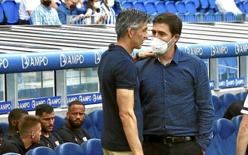 Andoni Iraola e Imanol Alguacil se saludan ante del Real-Rayo de la primera vuelta.