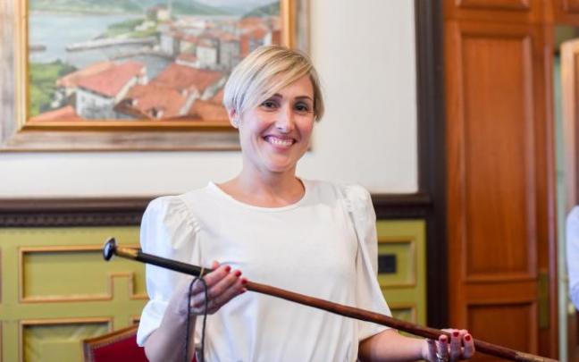 La ya alcaldesa de la anteiglesia costera recibe la felicitación de su equipo de trabajo.