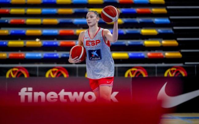 Irati Etxarri, con la selección absoluta