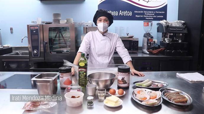 Irati Mendoza, durante el vídeo de preparación de su plato.