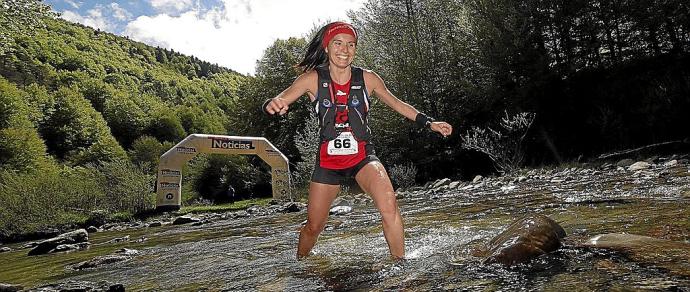 Una participante, cruzando el río en la edición de la Irati Trail de 2019.