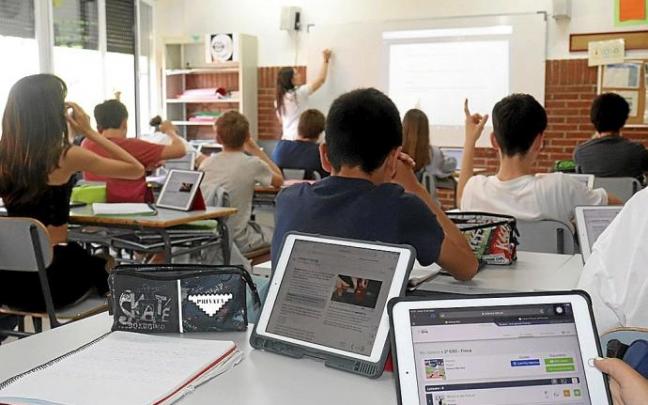 Ikasle batzuk beren ikasgeletan ikasten. Argazkia: Utzita