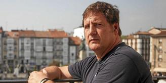 Gorka Ortiz de Urbina rememora con tristeza y añoranza el desenfrenado ambiente de las fiestas de Gasteiz cada 4 de agosto a las seis de la tarde cuando Celedón baja desde la torre, antes de la pandemia sanitaria.