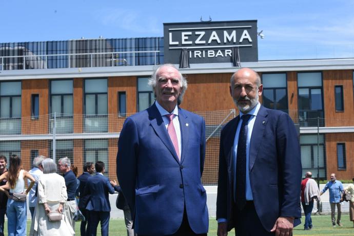 José Ángel Iribar y Aitor Elizegi en las nuevas instalaciones de Lezama.