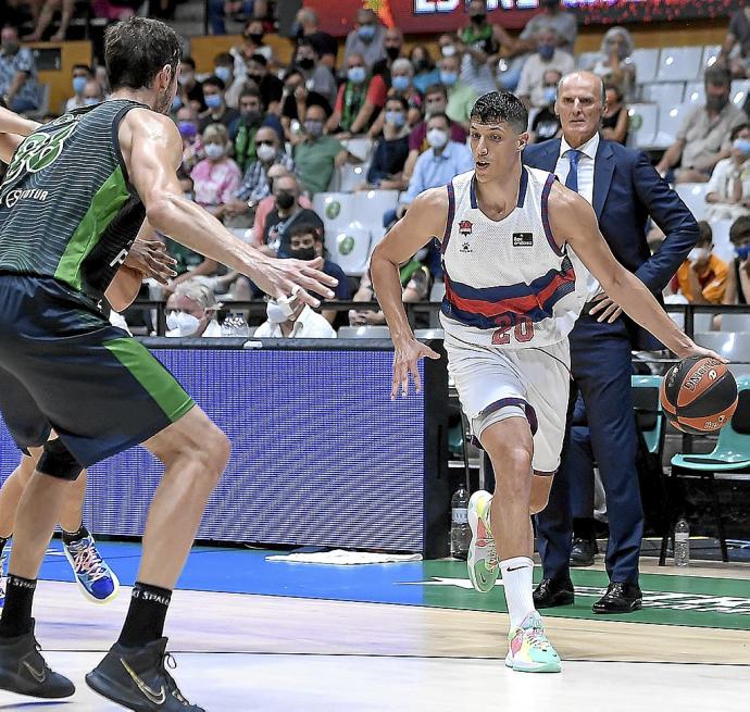 Fontecchio controla el balón ante la atenta mirada de Ivanovic desde la banda. Foto: ACB Photo/D. Grau