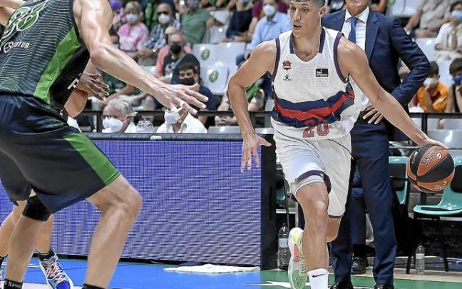 Fontecchio controla el balón ante la atenta mirada de Ivanovic desde la banda. Foto: ACB Photo/D. Grau