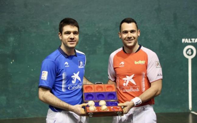 Iker Irribarria y Erik Jaka, en la elección de material del Astelena de Eibar.