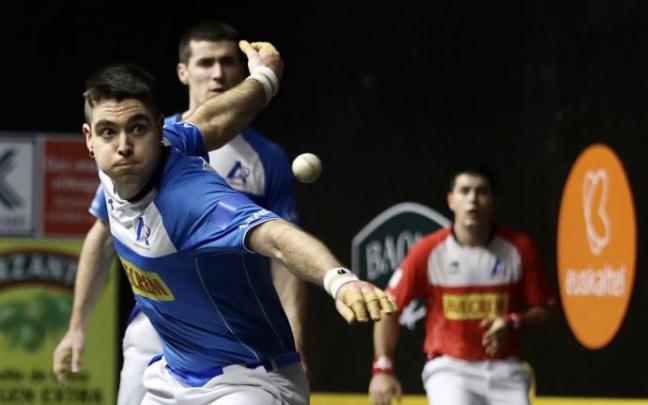 Iker Irribarria se dispone a golpear con la derecha en un encuentro disputado en el frontón de Bergara.