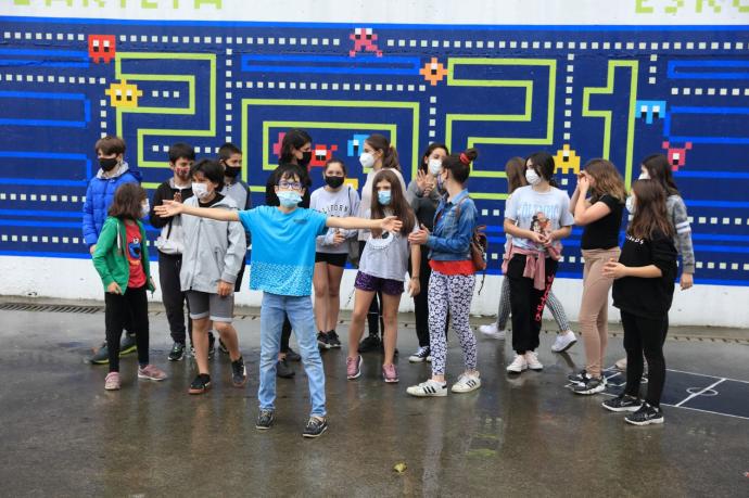 Alumnos del colegio Iruarteta pintan un mural para marcar su paso por el centro