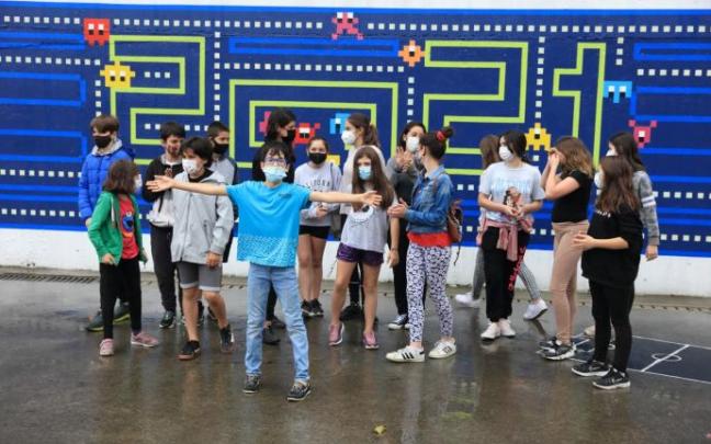Alumnos del colegio Iruarteta pintan un mural para marcar su paso por el centro Alumnos del colegio Iruarteta pintan un mural para marcar su paso por el centro