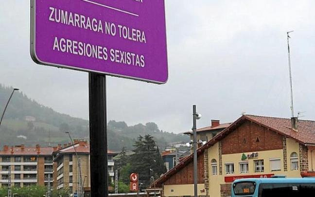 Zumarragako sarreretan jarri duten kartela. Argazkia: A.Z.