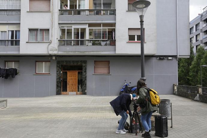 Periodistas a las puertas de la vivienda del detenido registrada en Irun.