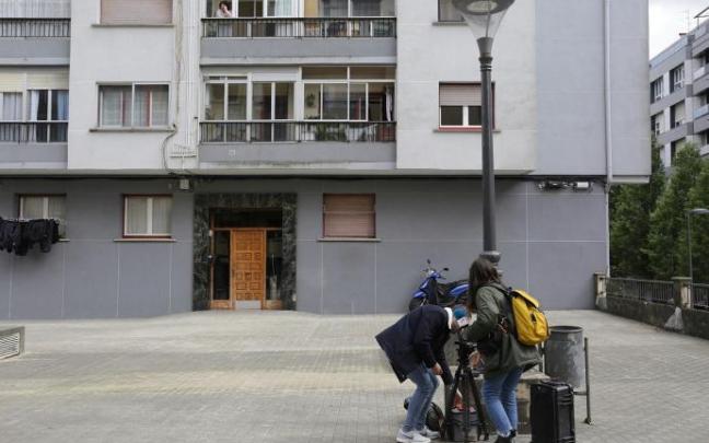 Periodistas a las puertas de la vivienda del detenido registrada en Irun.