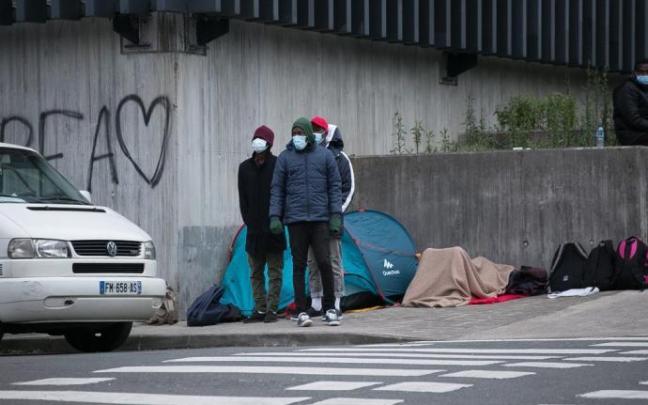 Un grupo de migrantes en Irún esperando su oportunidad para cruzar al frontera.