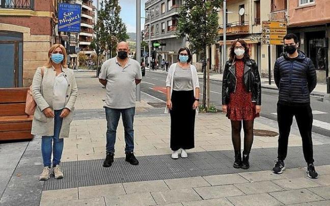 La delegada Eizaguirre y comerciantes irundarras en San Miguel. La delegada Eizaguirre y comerciantes irundarras en San Miguel.