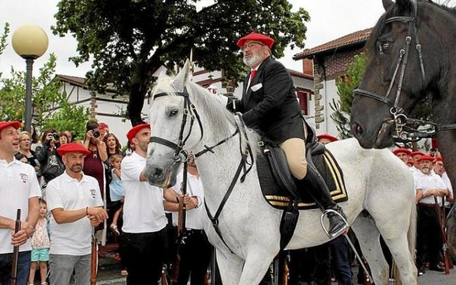 El general del Alarde tradicional, Paco Carrillo, pasando revista a la compañía Anaka en 2019.
