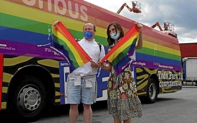 Zabala y Echeveste junto al bus serigrafiado con la bandera LGTBIQ+.