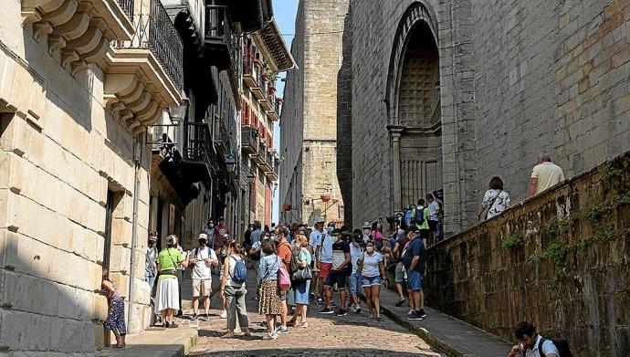 Turistas en la calle Mayor de Hondarribia, durante este puente del 12 de octubre. Foto: N.G.